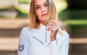 Sinnliche Frau mit Longsleeve in Weiß