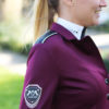 Junge Frau im Turnierjackett in Berry und Knöpfung vorne