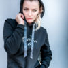 Junge Frau mit schwarzem Pullover mit Aufdruck und Strass-Elementen