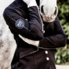 Schöne Frau mit Pferd und Turnierjacket in Schwarz mit Stass Elementen