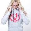 Junge Frau mit moderner Hoodie in Grau und pinkem Aufdruck