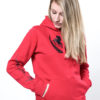 Junge Reiterin im neuen Hoodie in Feuerrot mit schwarzem Glitter-Aufdruck