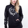 Hünsche Frau im sportlichem Hoodie fürs Reiten mit Glitteraufdruck