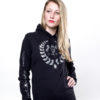 Hünsche Frau im sportlichem Hoodie fürs Reiten mit Glitteraufdruck