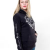 Hünsche Frau im sportlichem Hoodie fürs Reiten mit Glitteraufdruck