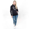 Hünsche Frau im sportlichem Hoodie fürs Reiten mit Glitteraufdruck