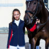 Junge Frau mit Reitsakko in Navyblau mit Rot mit Pferd