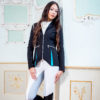 Reiterin im modernen Turnierjacket in Schwarz mit vielen Details