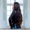 Reiterin im modernen Turnierjacket in Schwarz mit vielen Details