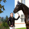 Reiterin im modernen Turnieroutfit mit Pferd luxuriös