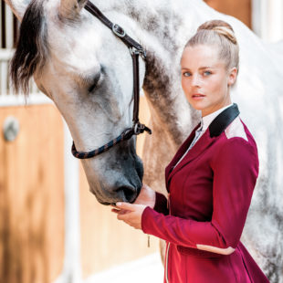 Sinnliche Frau und Pferd mit Tunriersakko im Farbton Berry