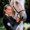Junge Reiterin mit luxuriösem Turnierjacket in Schwarz mit Samtkragen
