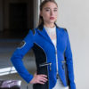 Moderne Reiterin im Turnierjacket in Royalblau und Schwarz mit Strass