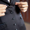 Reiterin mit schwarzem Turniersakko und eleganten Details