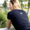 Junge Reiterin im modernen T-Shirt Schwarz mit Aufdruck