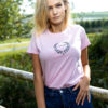 Junge Reiterin im modernen T-Shirt in rosa mit Aufdruck
