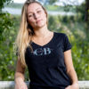 Junge Reiterin im modernen T-Shirt Schwarz mit Aufdruck