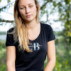 Junge Reiterin im modernen T-Shirt Schwarz mit Aufdruck