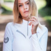 Schöne Frau mit modernem Langarmshirt in Weiß