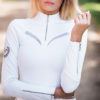 Schöne Frau mit modernem Langarmshirt in Weiß