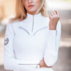 Schöne Frau mit modernem Langarmshirt in Weiß und Strass-Elementen
