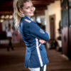 Junge Frau mit modernem Turnieroutfit in Navyblau