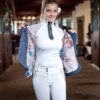 Junge Frau mit modernem Turnieroutfit in Navyblau