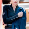 Junge Frau mit modernem Turnieroutfit in Navyblau