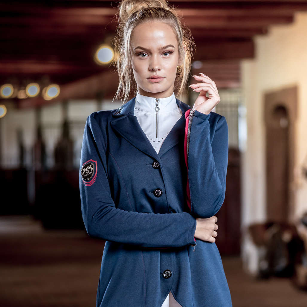 Reiterin mit Navyblauem Turniersakko und eleganten Strass-Details