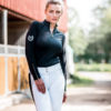 Junge Frau mit elegantem Longsleeve in Schwarz für den Reitsport