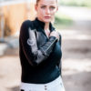 Junge Frau mit elegantem Longsleeve in Schwarz für den Reitsport