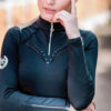 Junge Frau mit elegantem Longsleeve in Schwarz für den Reitsport
