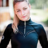 Junge Frau mit elegantem Longsleeve in Schwarz für den Reitsport