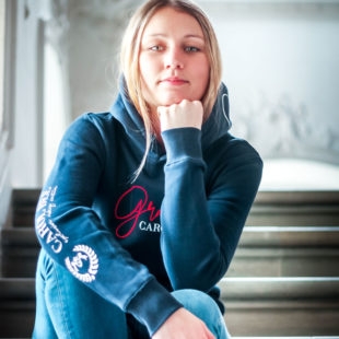 Junge Dame präsentiert einen Hoodie für den Reitsport, Detailansicht