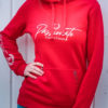 Junge Dame präsentiert einen Hoodiein Rot für den Reitsport, Detailansicht