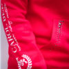 Junge Dame präsentiert einen Hoodiein Rot für den Reitsport, Detailansicht
