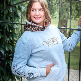 Schöne Frau mit Pullover mit Leopardenmuster