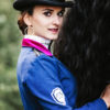 Sinnliche Frau mit Pferd und besonderem Reitjacket