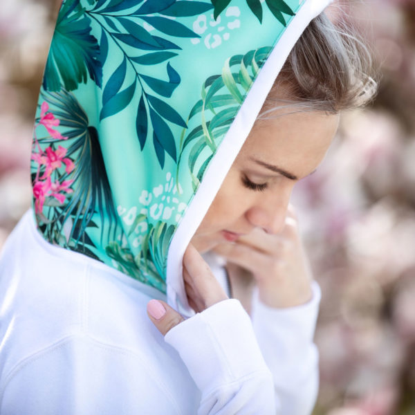 Junge Frau präsentiert einen Hoodie für den Reitsport, Detailansicht